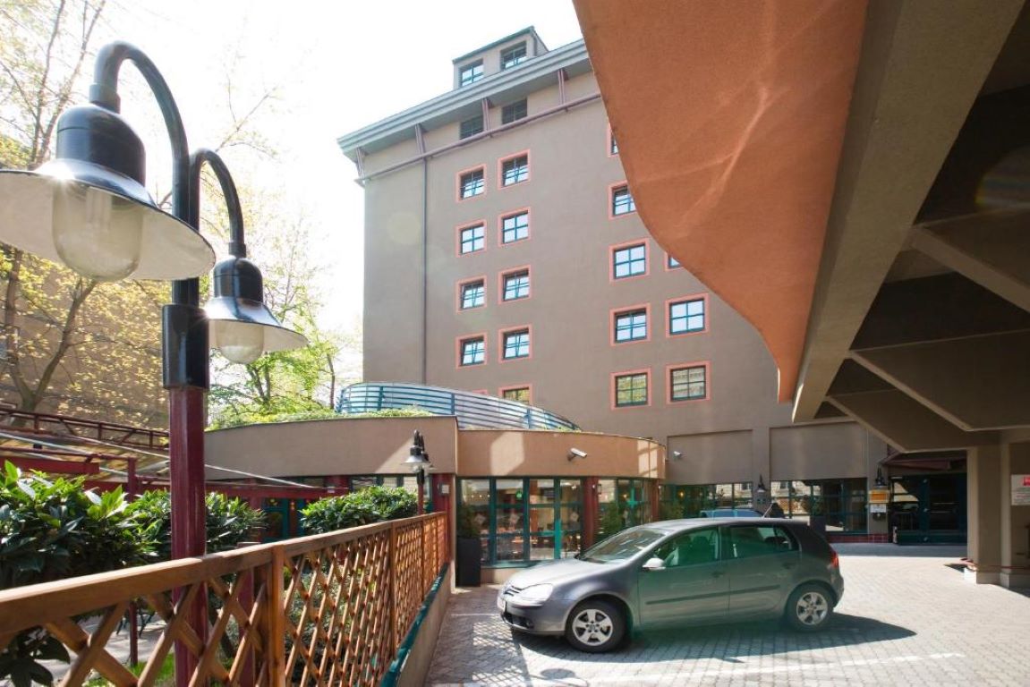 Ibis Heroes Square 3- parking.jpg
