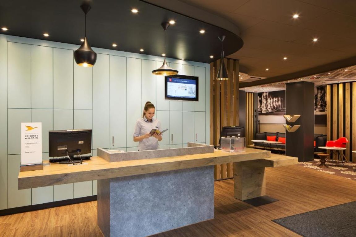 Ibis Heroes Square 3-recepcija.jpg