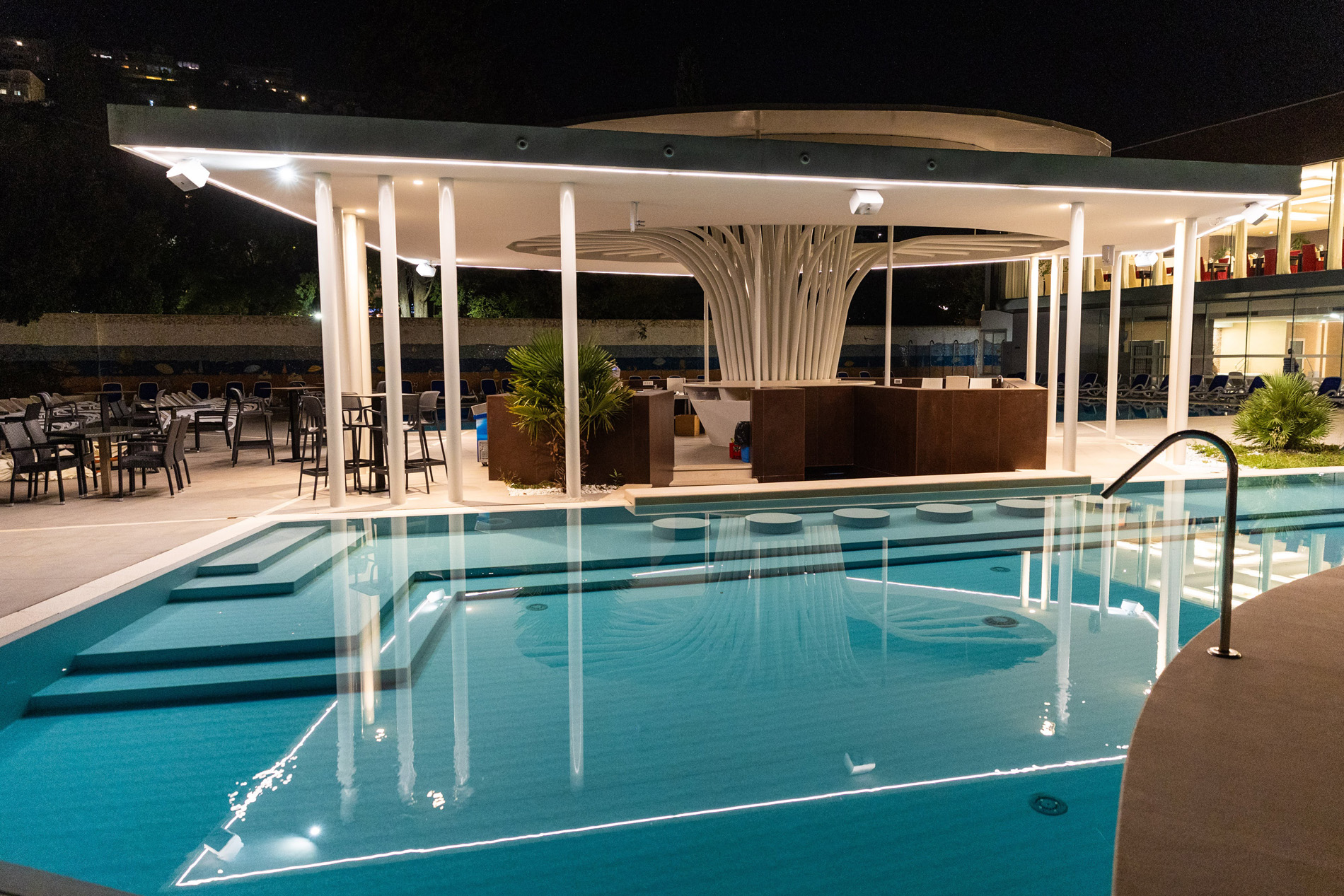 Grand Hotel Park-Bar pored bazena.jpg