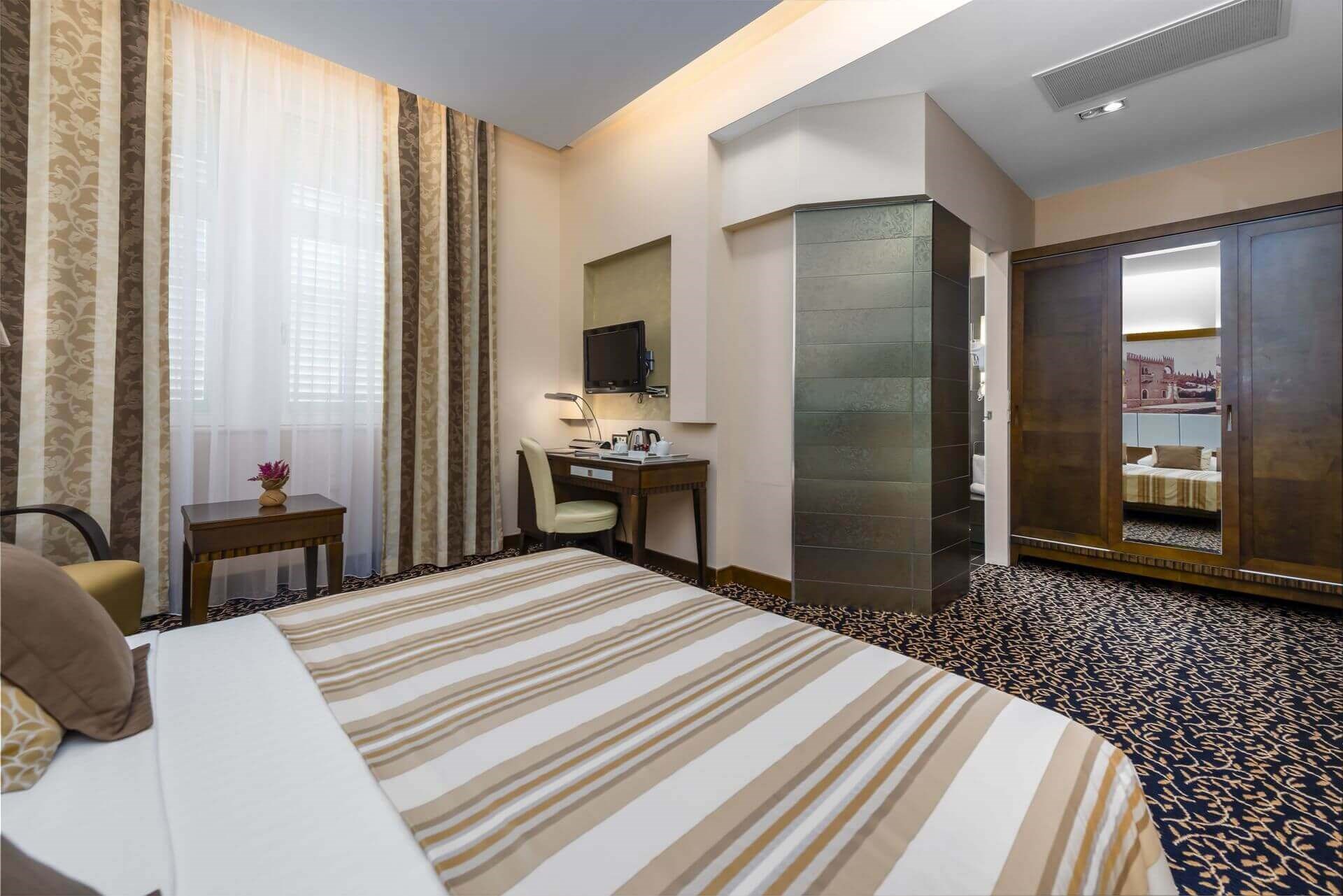 Lapad Hotel-Superior soba pogled vrt.jpg