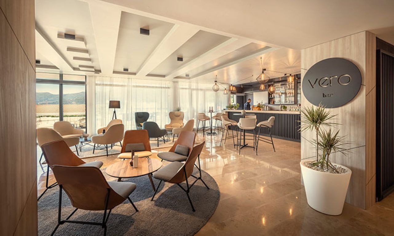 Hotel Tirena-Lobby bar.jpg