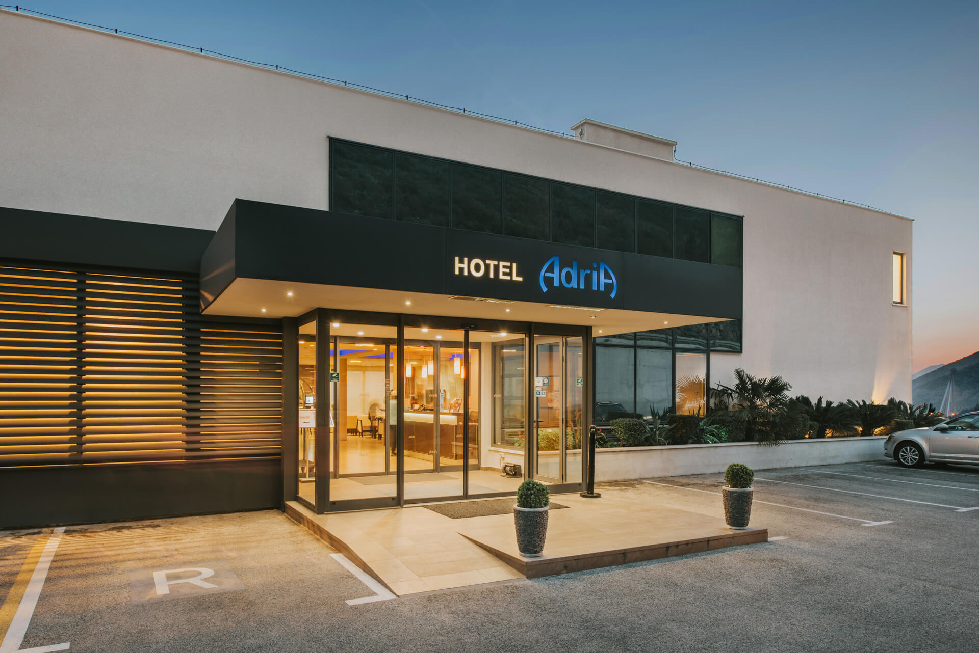 Hotel Adria-Ulaz u hotel.jpg