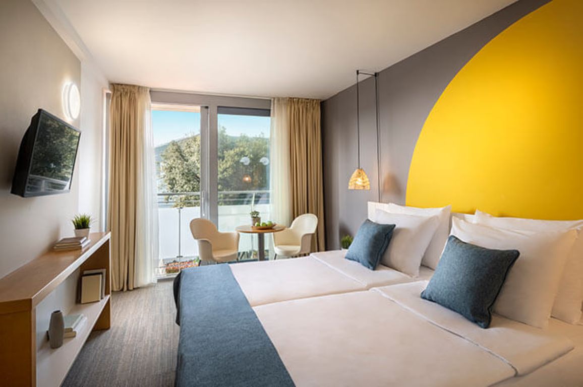 Club Dubrovnik Sunny Hotel by Valamar-Standardna soba.jpg