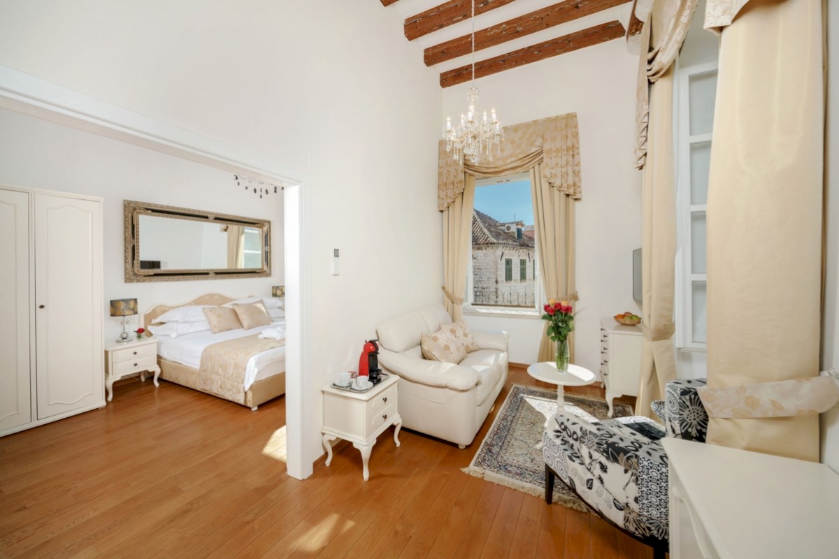 Apartments More Dubrovnik-Deluxe suite dnevna soba.jpg
