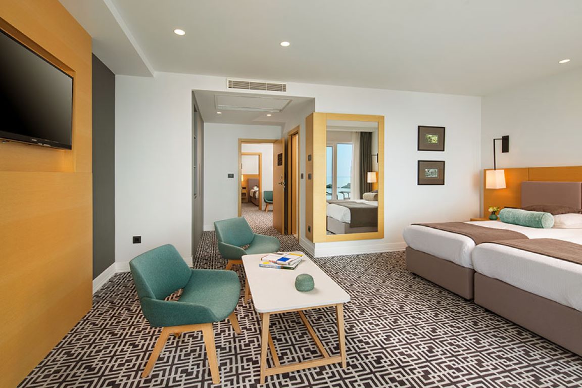 Royal Neptun Hotel-Skyline premium suite.jpg