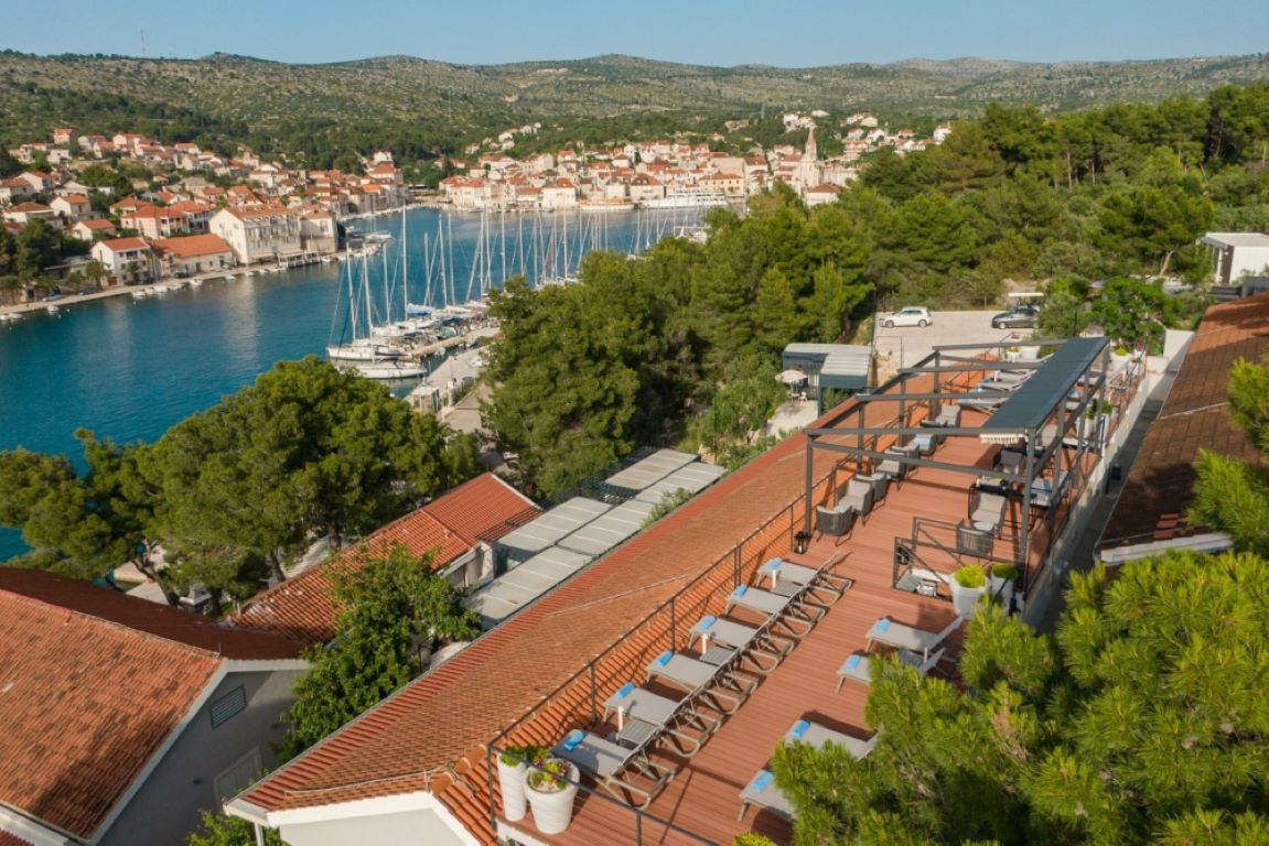 Hotel Milna Osam-Panorama.jpg