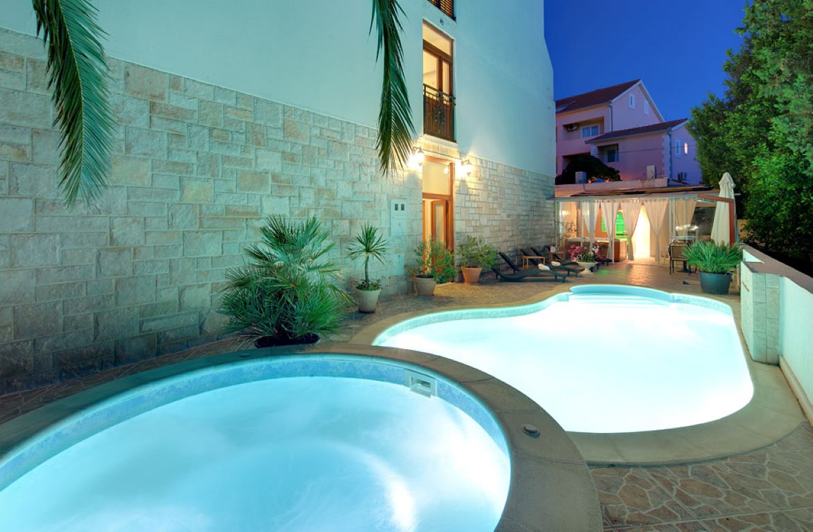 Villa Adriatica-Djakuzi na otvorenom.jpg