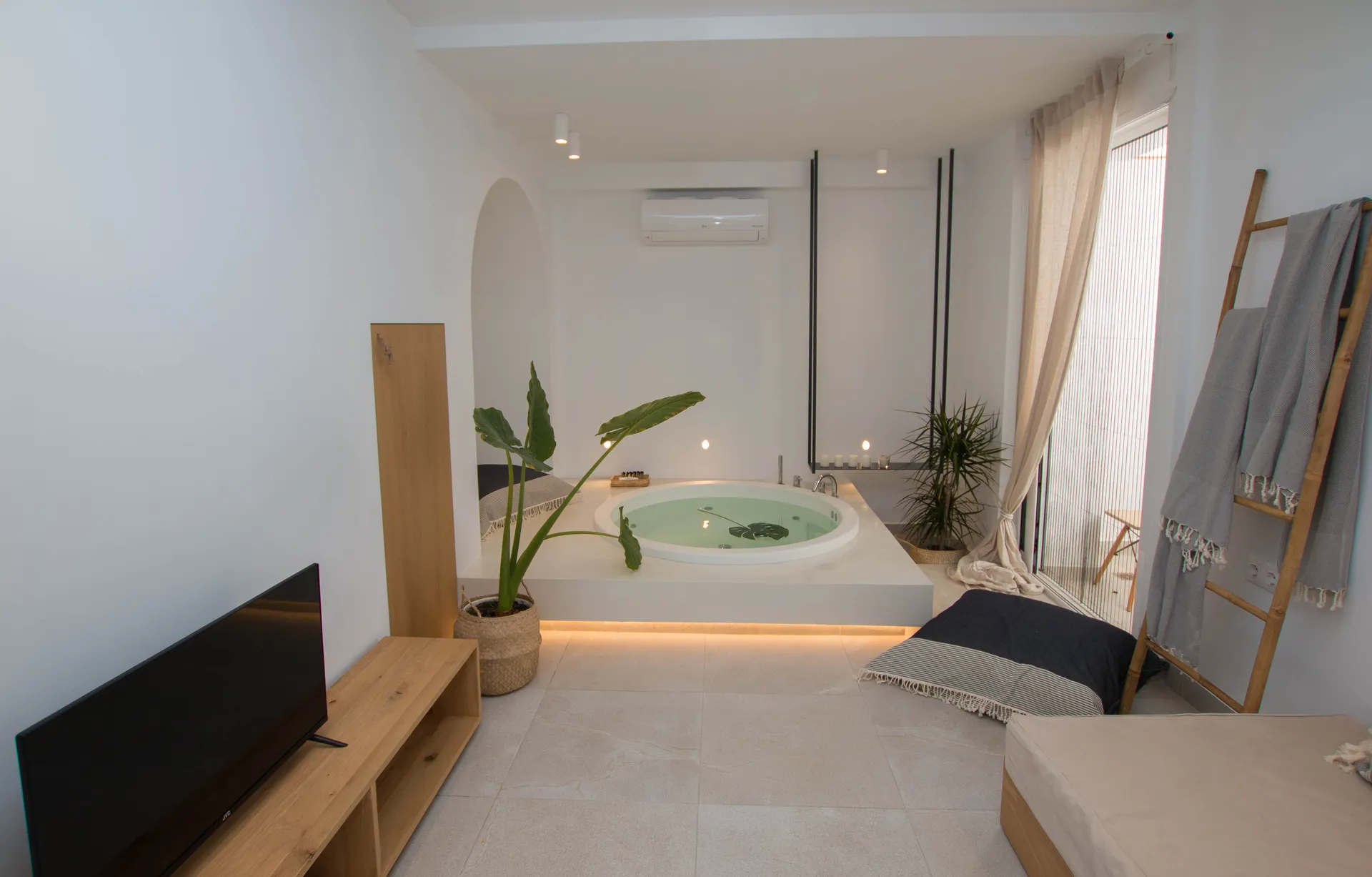 Aristotelia Gi Private Villas soba sa đakuzijem.jpg