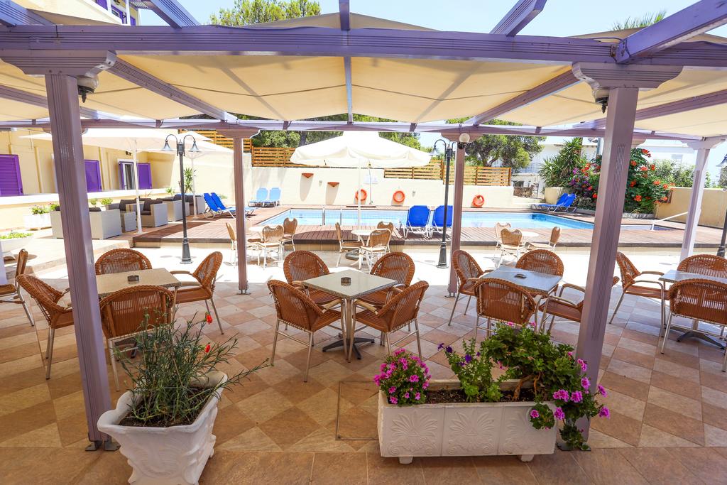 Hotel Katerina pool bar 1.jpg