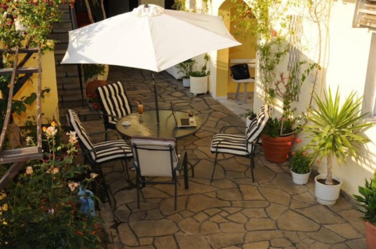 Hotel Petunuia dvorište.jpg