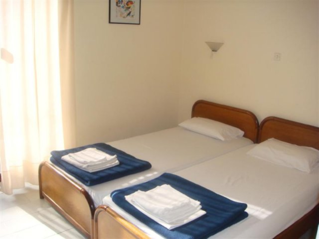 Petunuia hotel dvokrevetna soba.jpg