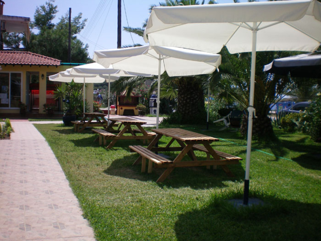 Castro Deluxe bašta.jpg