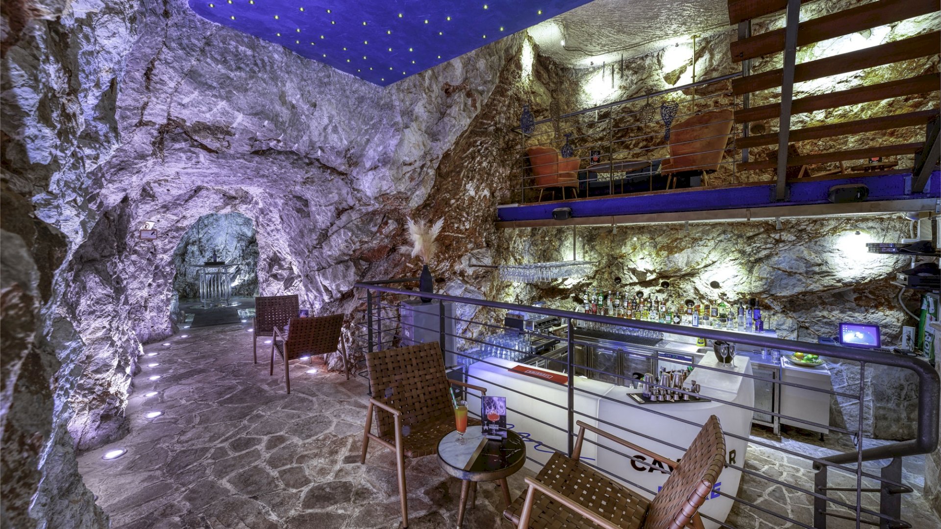 Hotel More-Bar u pećini.jpg