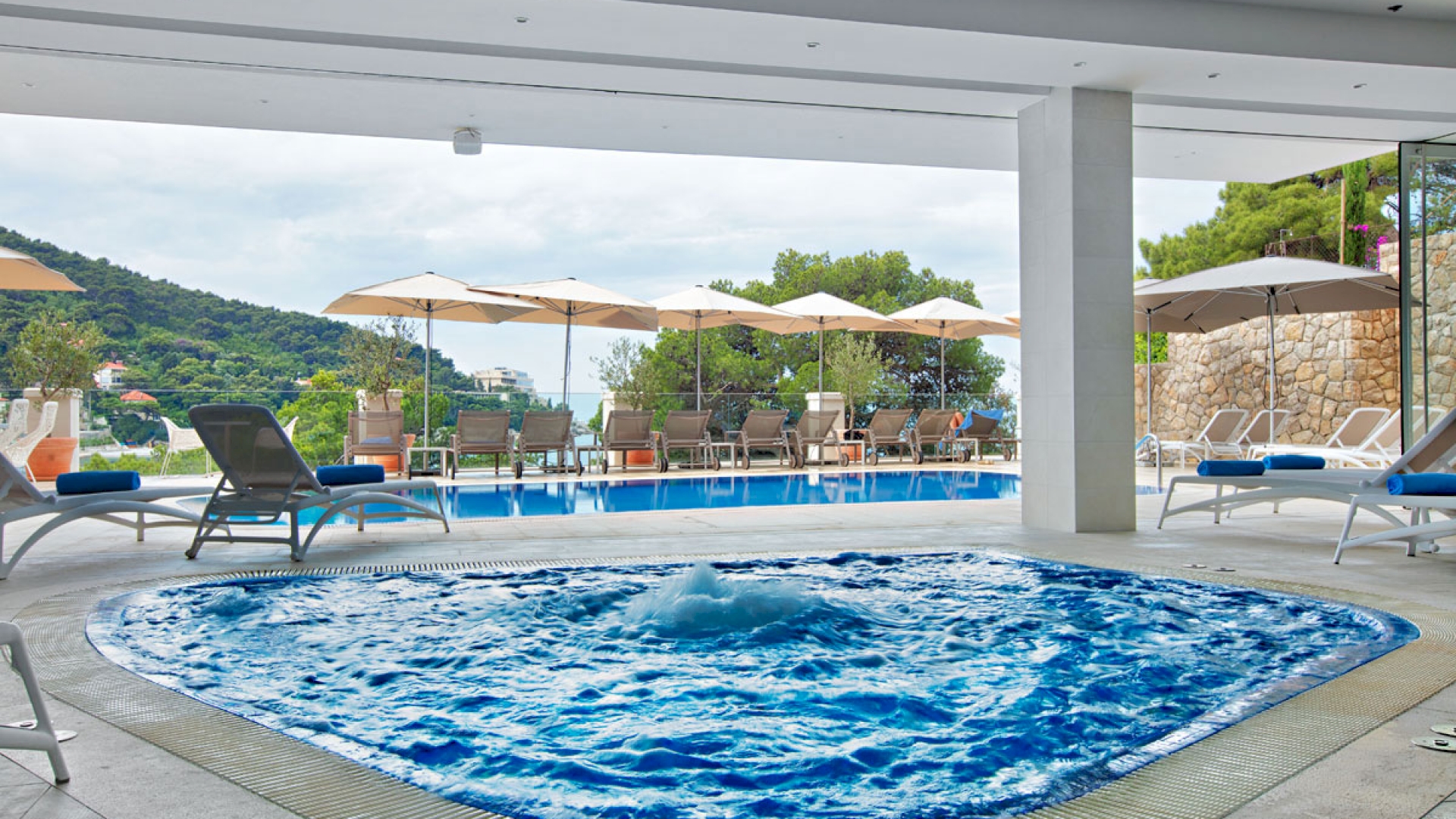 More Hotel-Djakuzi na otvorenom.jpg