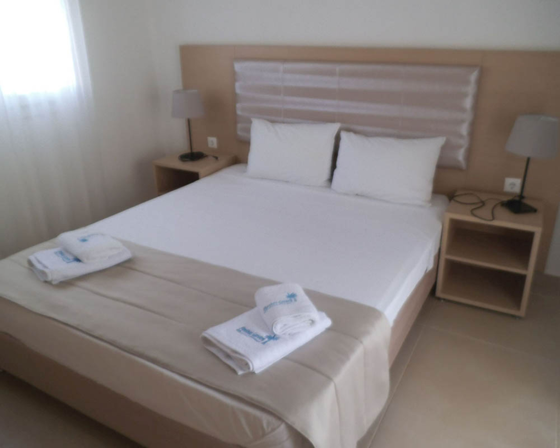 Finikas Garden Beach Resort spavaća soba porodičnog apartmana.jpg