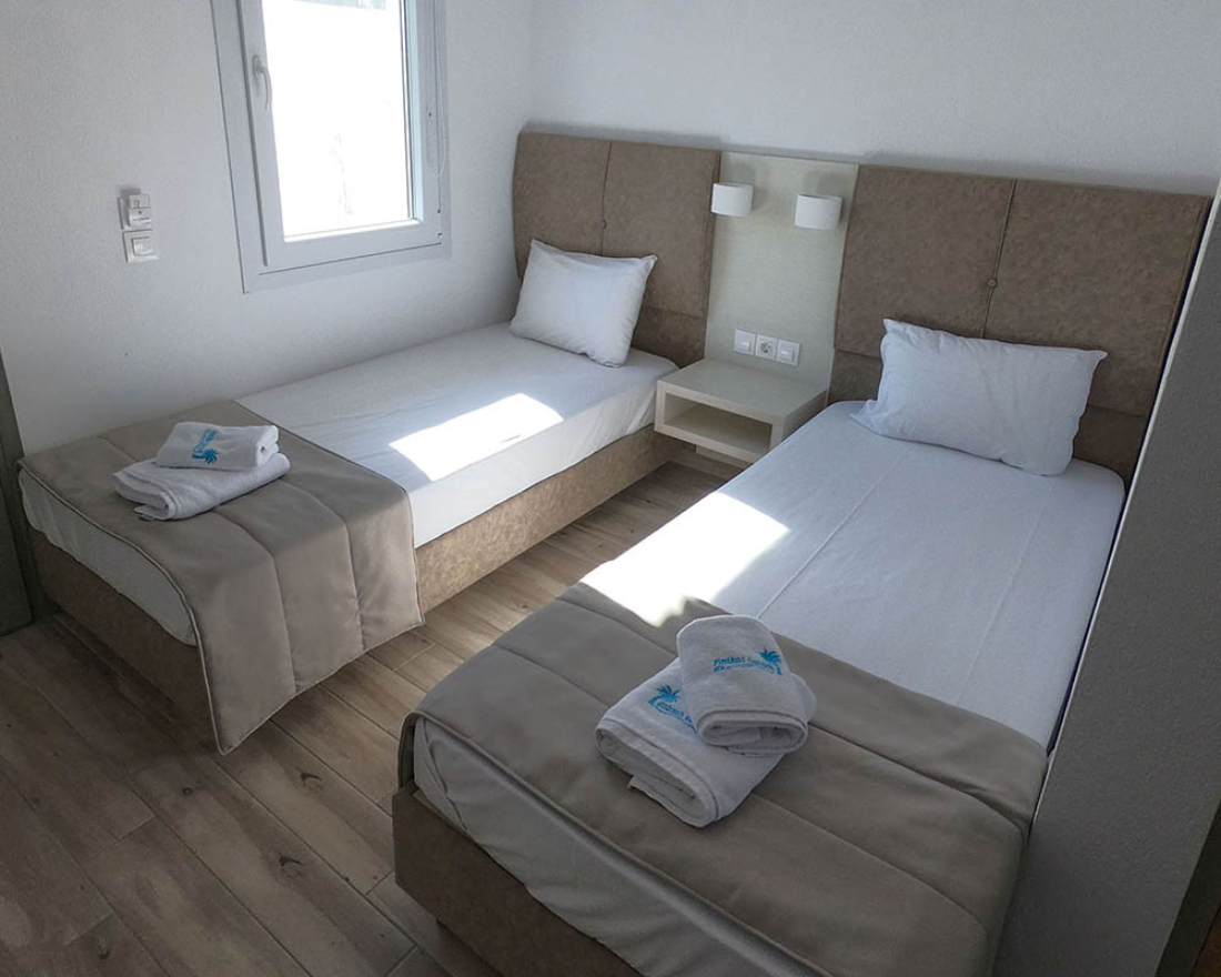 Finikas Garden Beach Resort suite spavaća soba.jpg
