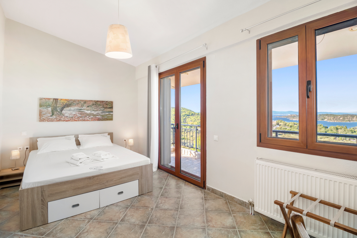 Seaview villas Nireus villa spavaća soba.jpg