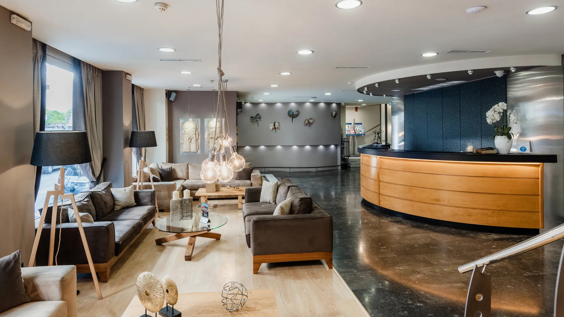 Acropolis Select Hotel recepcija.jpg