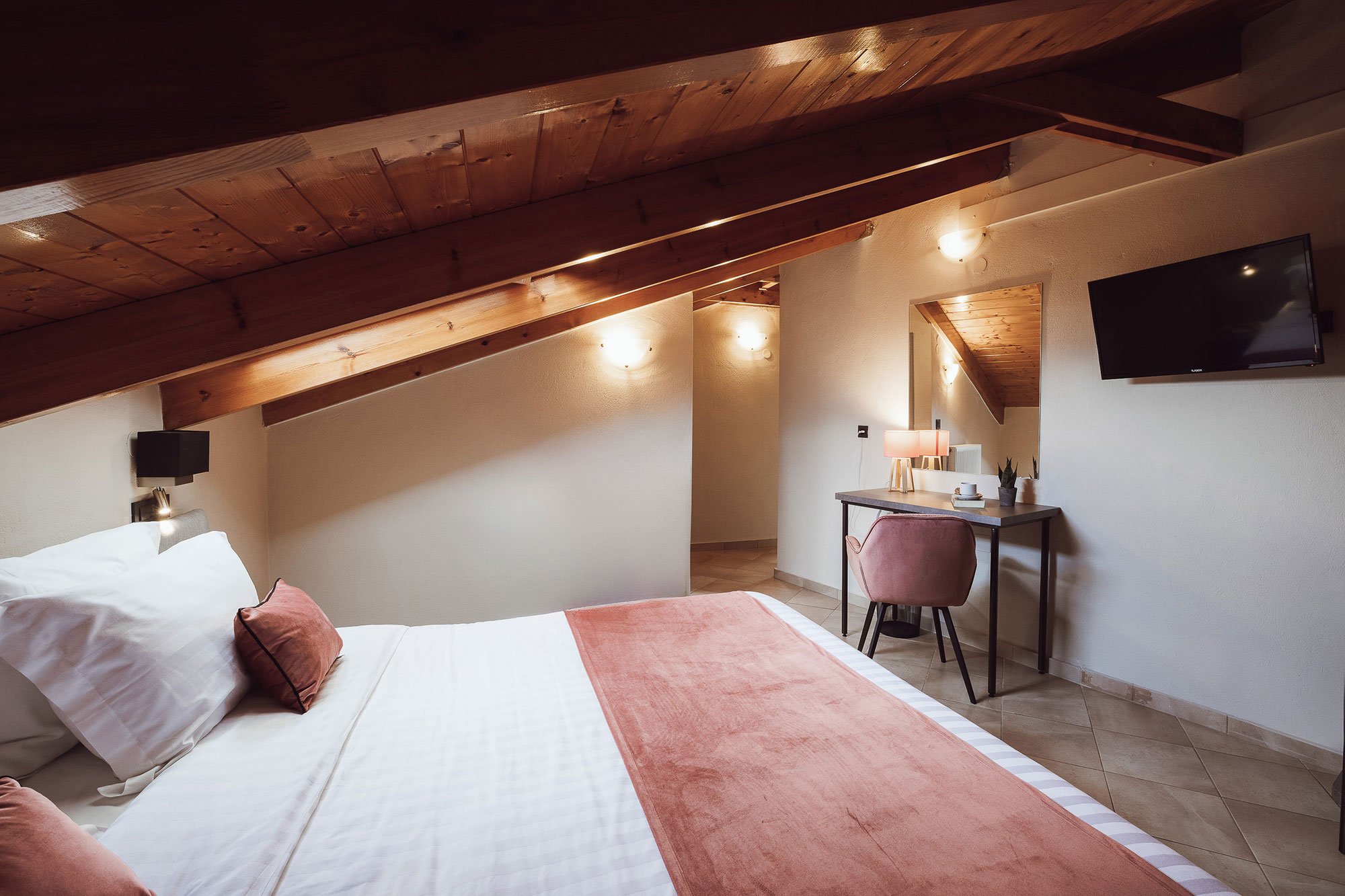 Akti hotel Junior potkrovlje.jpg