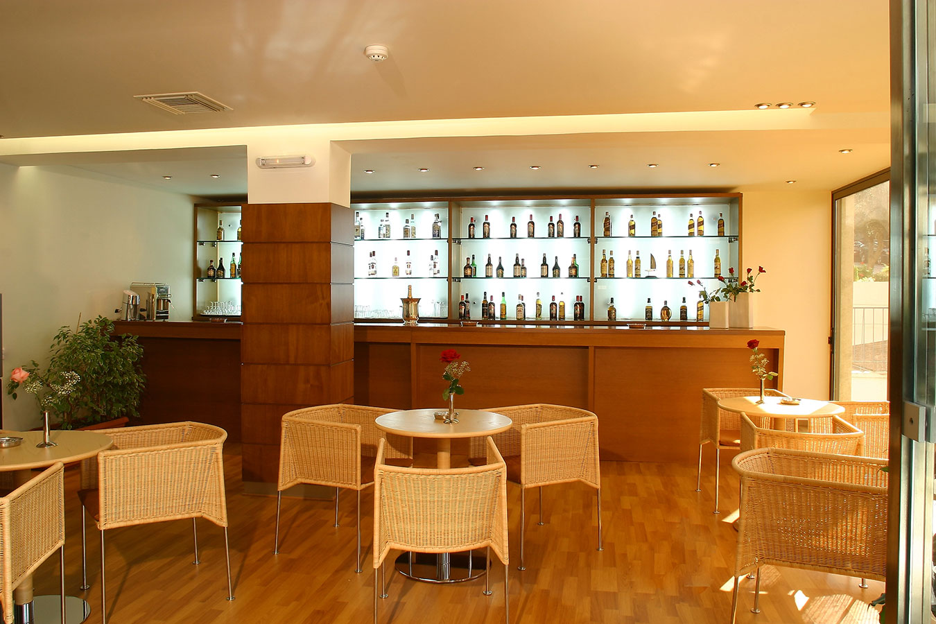 Blue Sea Hotel Alimos bar.jpg
