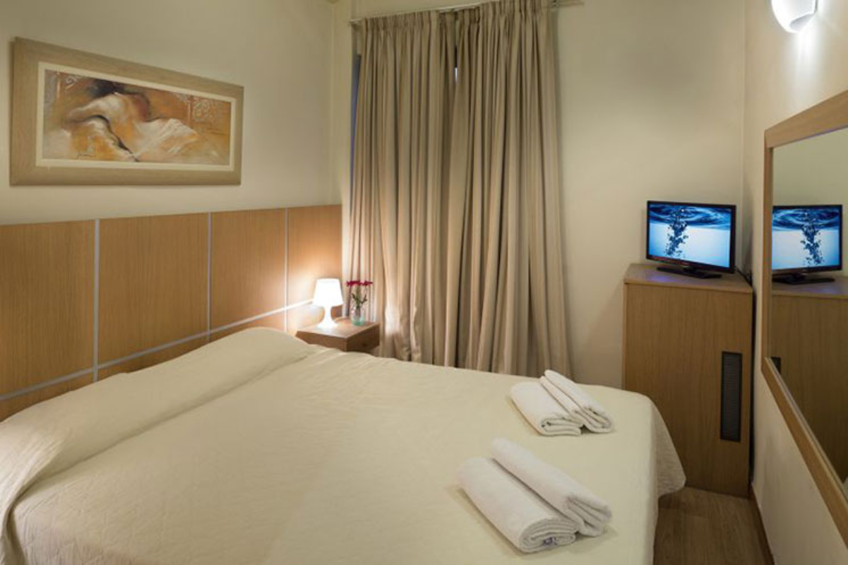Blue Sea Hotel Alimos dvokrevetna soba.jpg