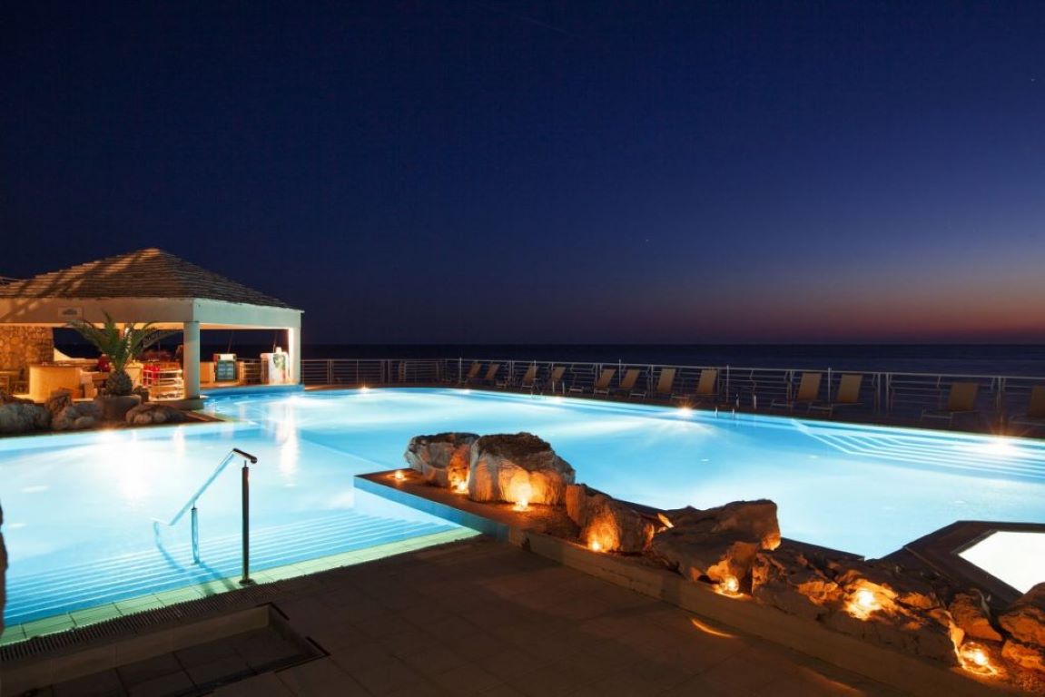 Hotel Dubrovnik Palace-Bazeni nocu.jpg