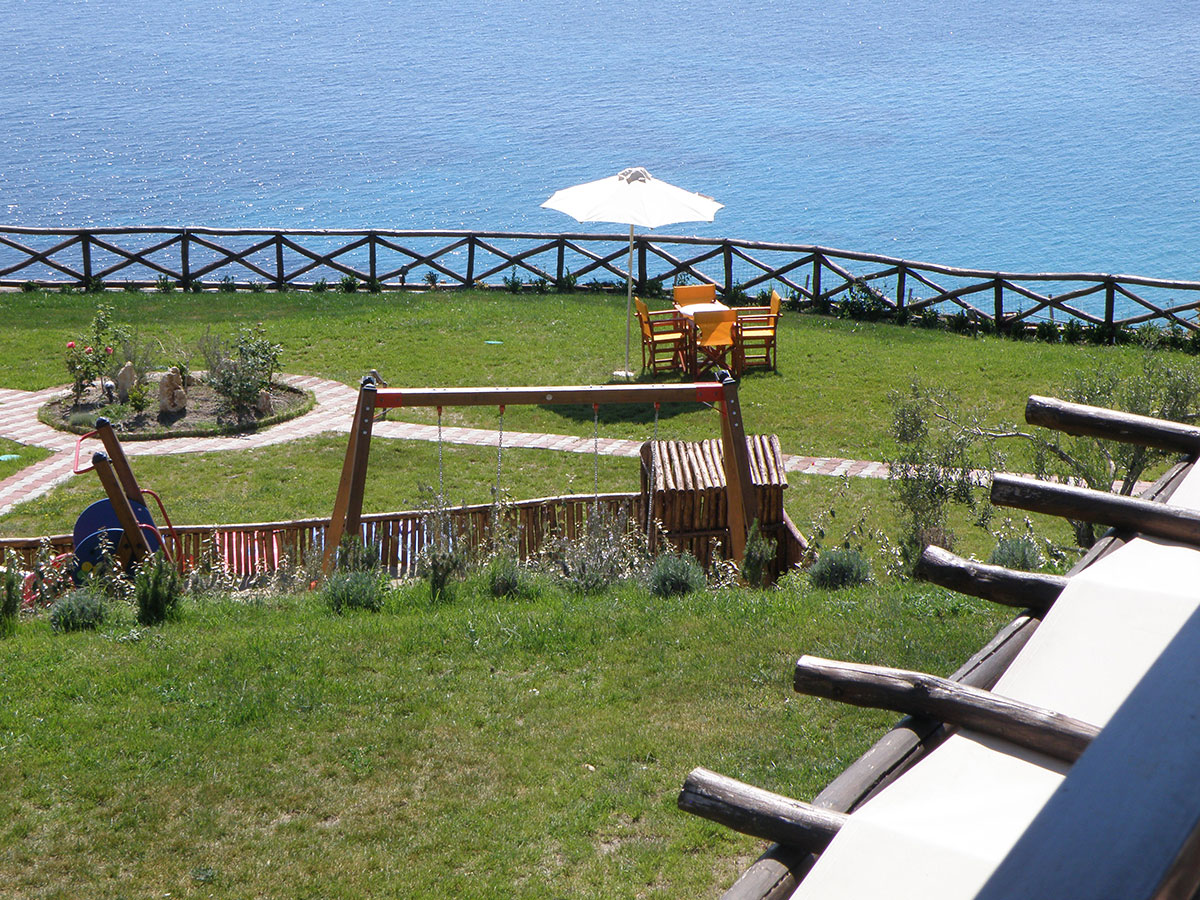 Koumaros Villas dvorište.jpg