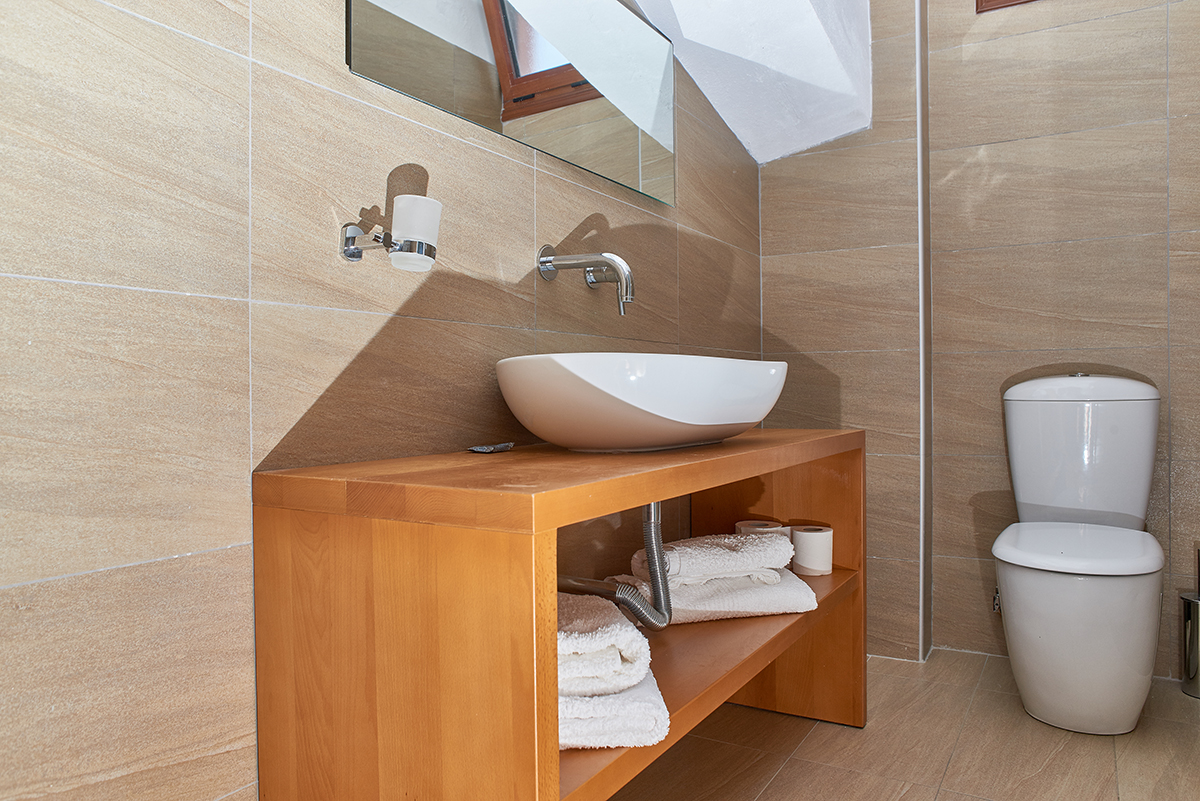 Hotel Kelly bathroom 1.jpg
