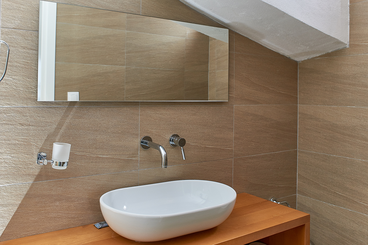 Hotel Kelly bathroom.jpg