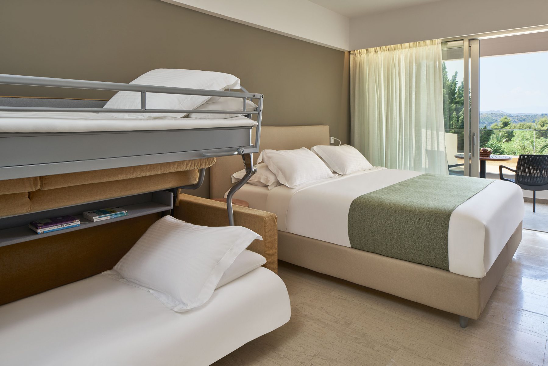 Aks Porto Heli porodična soba pogled bašta.jpg