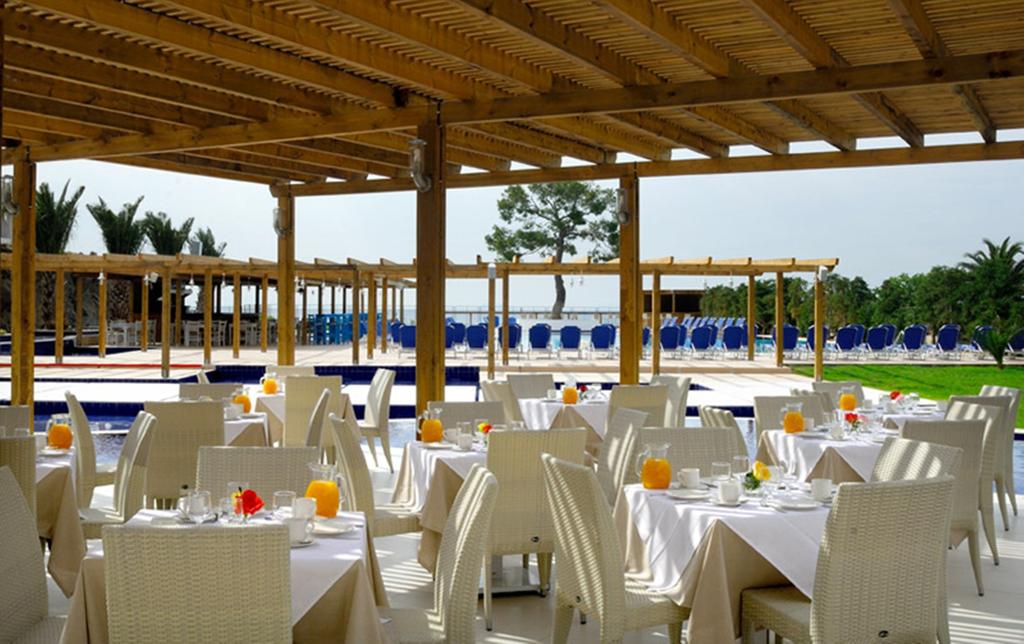 Hotel Kinetta Beach restaurant 1.jpg