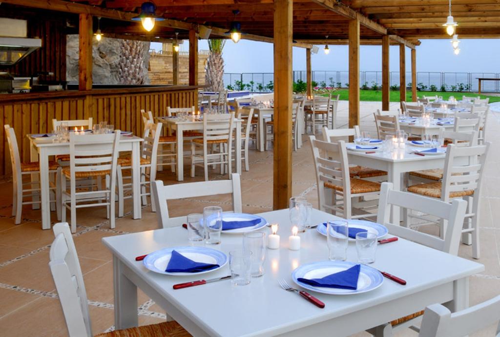 Hotel Kinetta Beach restaurant 2.jpg