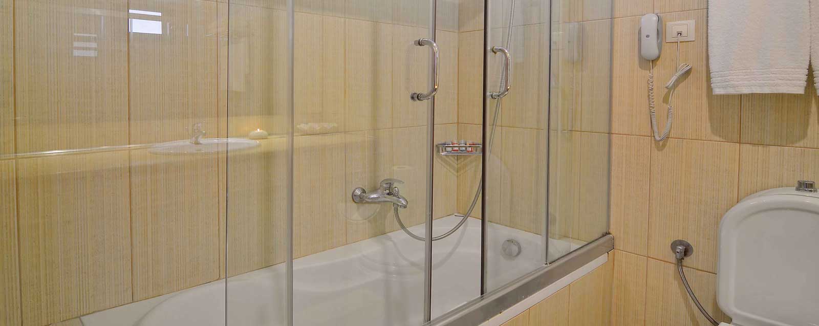 Hotel Konaki bathroom 2.jpg