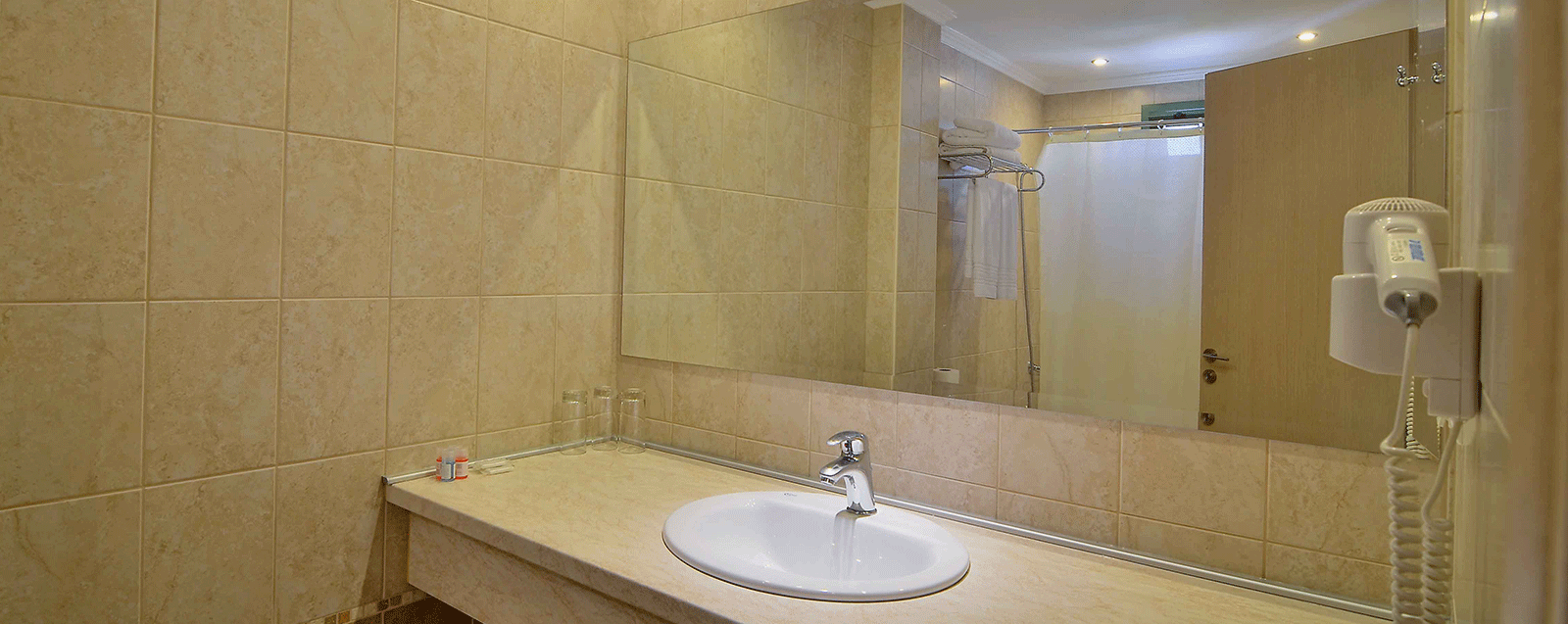 Hotel Konaki bathroom.png