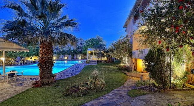 Hotel Konaki pool 1.jpg