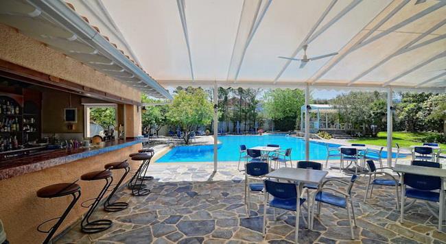 Hotel Konaki pool bar.jpg