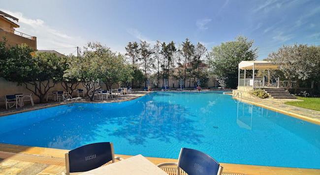 Hotel Konaki pool.jpg