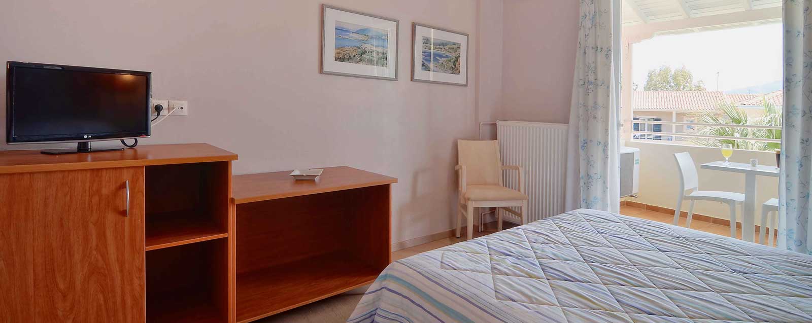 Hotel Konaki superior double room 1.jpg