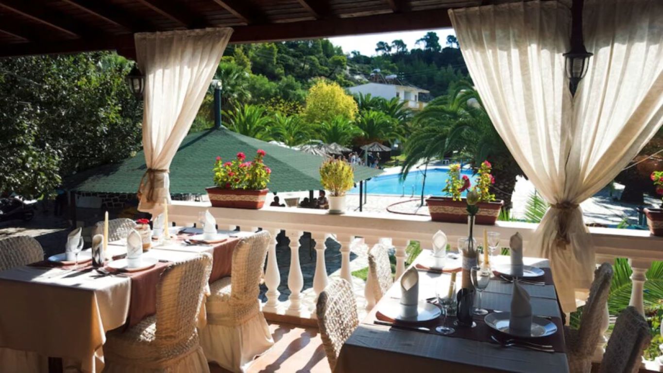 Koviou Holiday VIllage-Terasa restorana.jpg