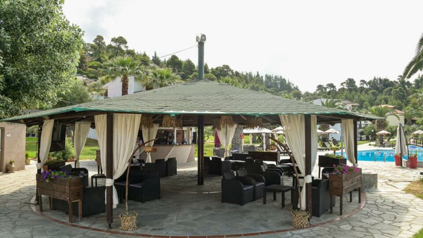 Koviou Holiday Village-Bar pored bazena.jpg