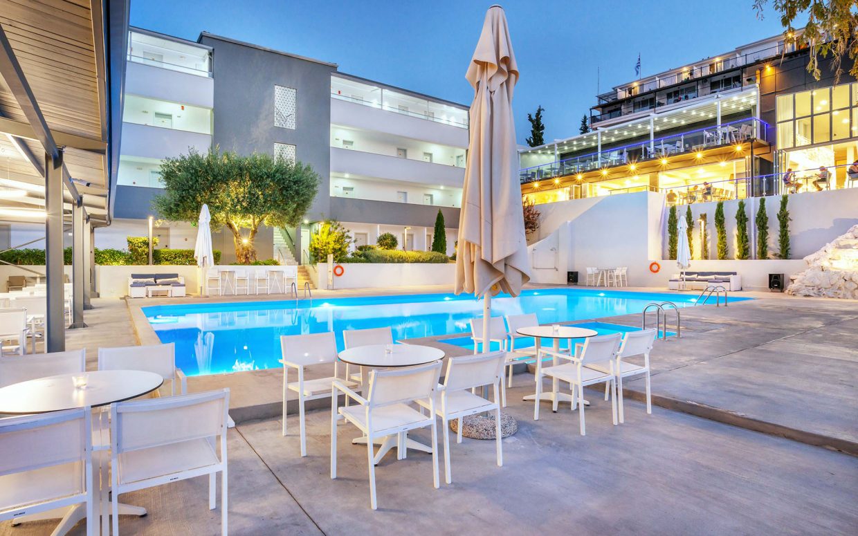Kriopigi hotel bar na bazenu i bazen.jpg