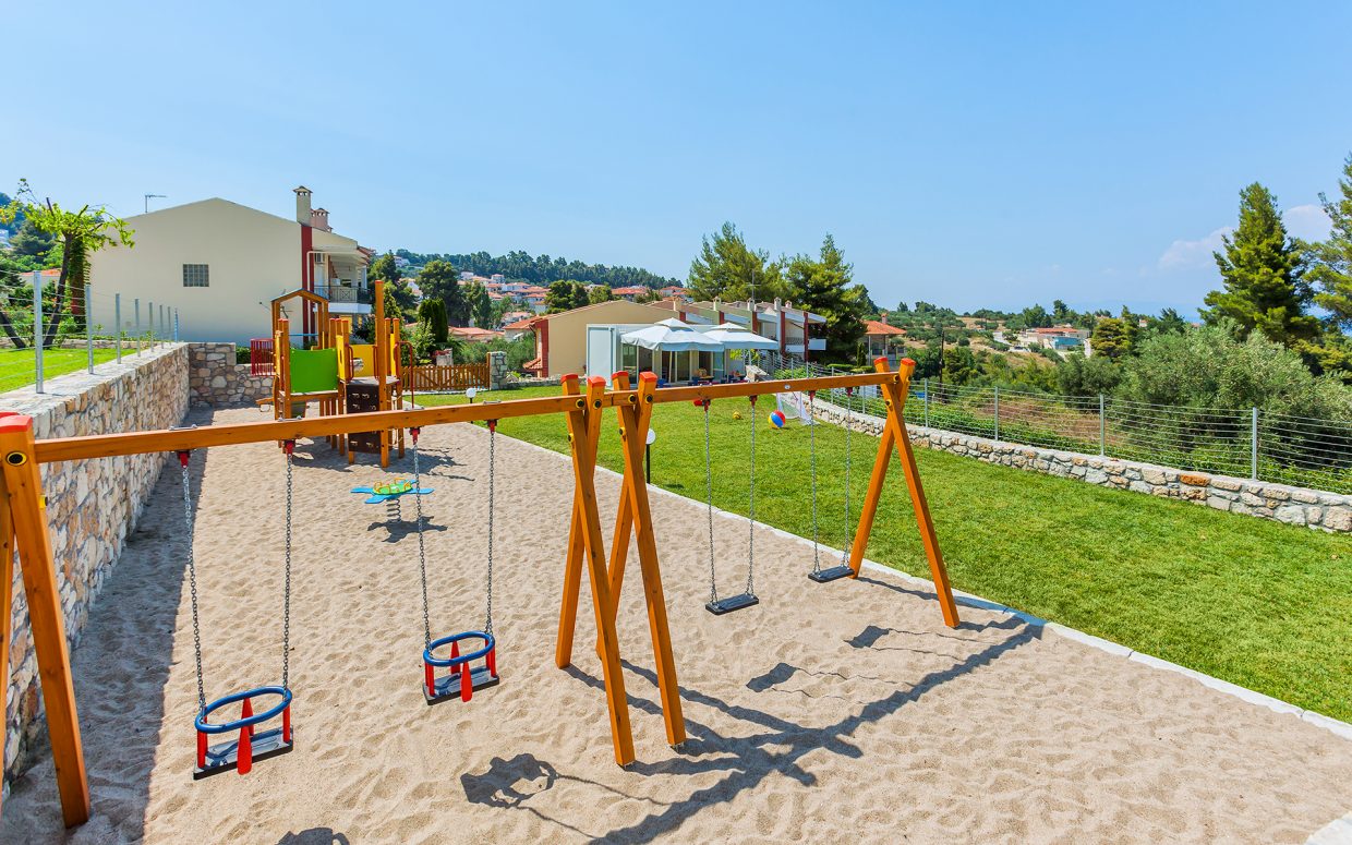 Kriopigi hotel dečije igralište i.jpg