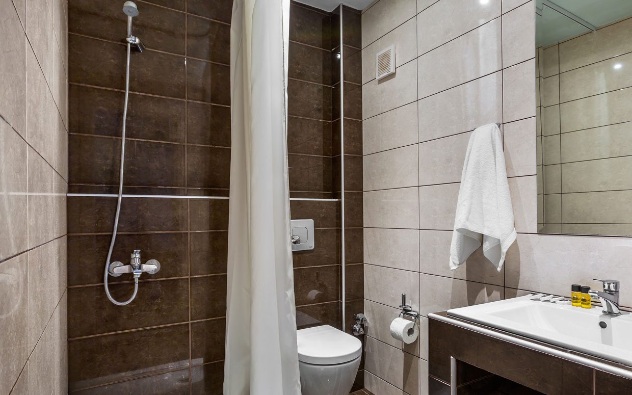Kriopigi hotel executive soba kupatilo.jpg