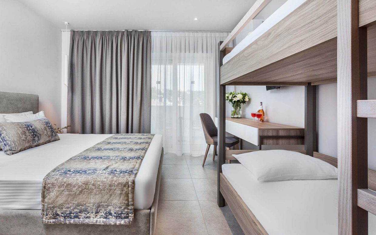 Kriopigi hotel family executive room sa krevetima na sprat.jpg