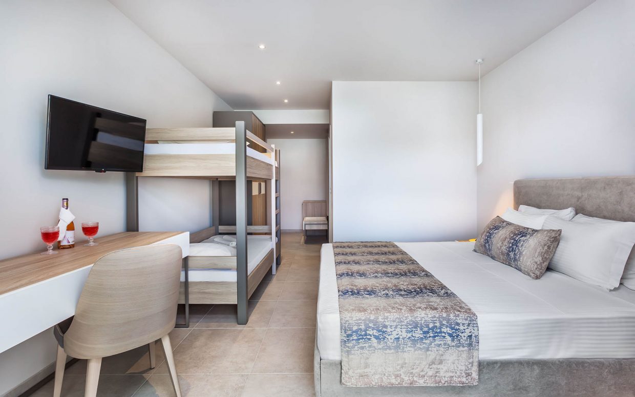 Kriopigi hotel family executive soba sa krevetima na sprat.jpg