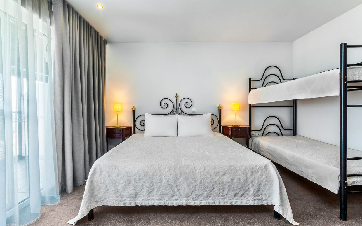 Kriopigi hotel family room sa krevetima na sprat.jpg