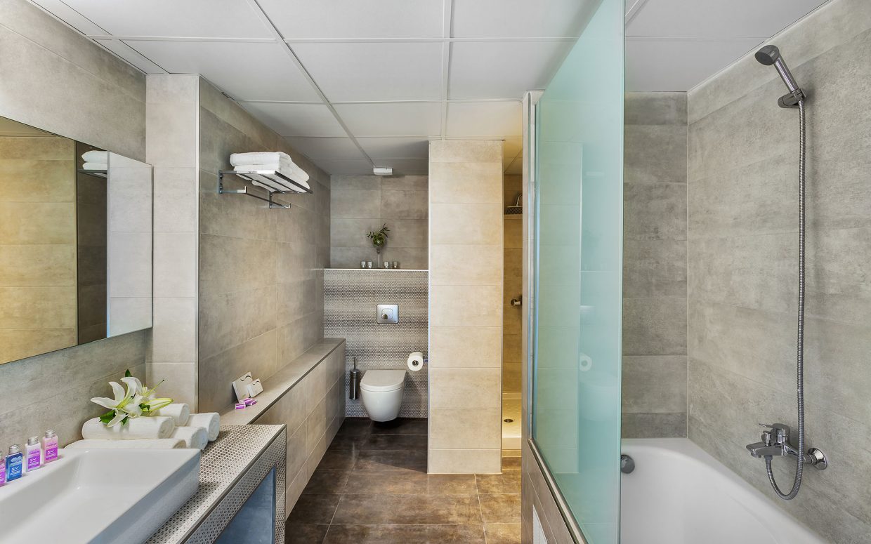 Kriopigi hotel junior suite kupatilo.jpg