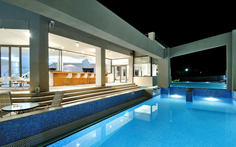 Krotiri resort hotel bar na bazenu.jpg