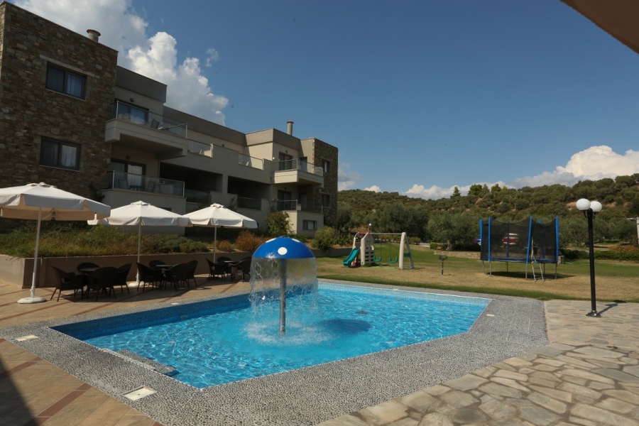 Krotiri resort hotel dečiji bazen i igralište.jpg