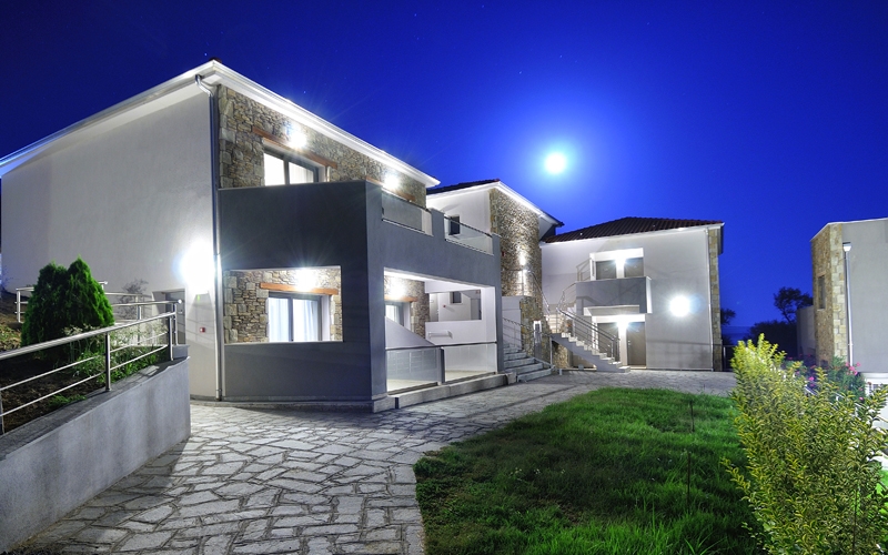 Krotiri resort hotel noću.jpg